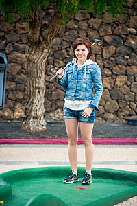 青年女子打高尔夫女性高尔夫球游戏娱乐成人草地女士场地俱乐部玩家自然高清图片素材