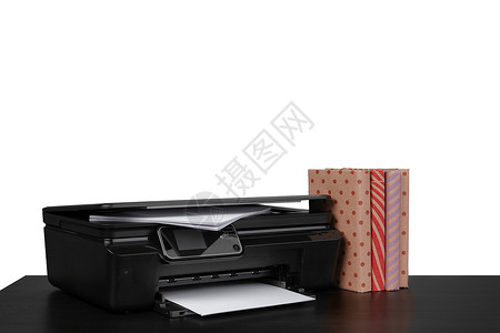 配有激光打印机和白色背景书籍的办公室台式表格商业文学技术黑色文档扫描器多功能床单桌子印刷背景图片