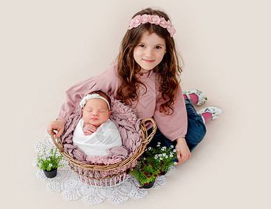 女童与新生姐妹拥抱家庭投标童年新生婴儿睡眠女孩女儿兄弟可爱的高清图片素材