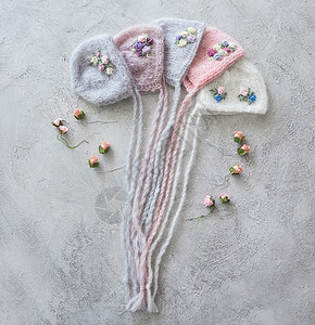 一套用于新生儿的小型编织帽子羊毛纺织品母性棉布新生女孩童年婴儿桌子怀孕可爱的高清图片素材