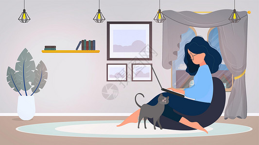 拿着洒水壶猫这个女孩坐在脚凳上 在笔记本电脑前工作 一位拿着笔记本电脑的女士坐在一个大坐垫凳上 猫蹭着女孩的腿 在办公室或家里舒适工作的概念设计图片