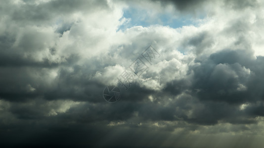 在雷暴前的黑云和云层形成 灰色的雨天户外高清图片素材