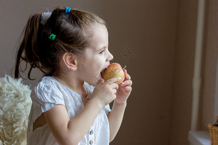 拿苹果小女孩有趣的小女孩 小姑娘吃苹果背景