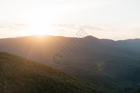 夏日山的太阳升起背景图片