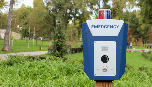 警钟公共城市公园的紧急按钮 带有英文单词紧急情况 SOS 警察 恐慌 人们的安全概念 紧急求救背景