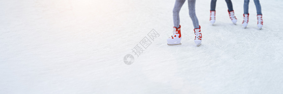 双腿在冰上滑行 带有复制空间的长横幅 人们穿着租来的溜冰鞋去溜冰 冬季运动概念背景