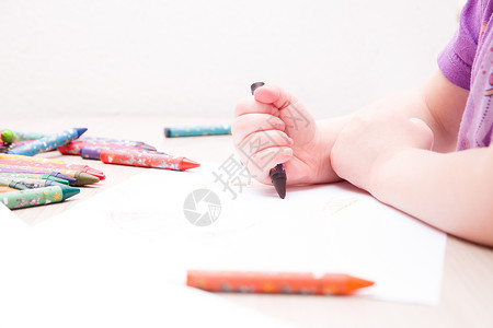 儿童在白色背景下绘制房子老师男生花朵家庭蜡笔学校幼儿园训练绘画学习抓住高清图片素材