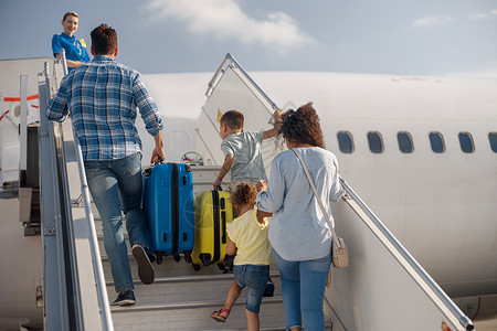 四人家庭背影 上飞机 白天登机 准备暑假的好戏了!行李高清图片素材