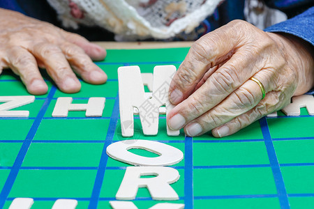 80岁大寿老年人填字游戏 帮助提高记忆力和大脑爱好治疗思维祖母记忆成人拼字成年人女性退休背景