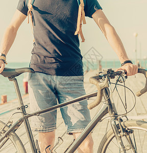 自行车队站在海岸线上高清图片