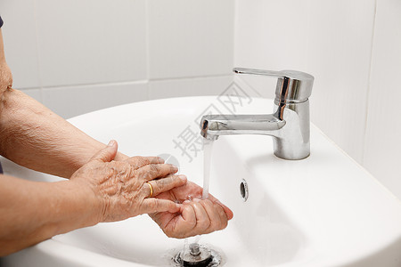 洗手关龙头老年妇女在卫生间洗手卫生液体发泡人员溪流祖母扶手泡沫女士保健背景