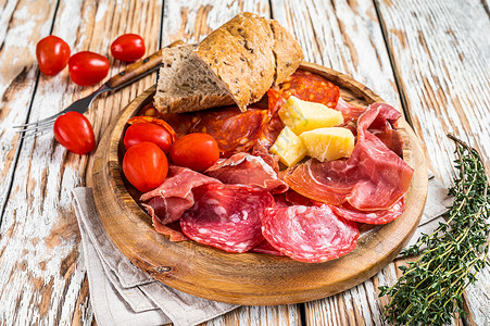 冷肉板 木板上刻有西班牙传统的木板塔帕斯 白木背景 顶层视图熟食火腿猪肉治愈乡村午餐香肠拼盘小吃熏制背景