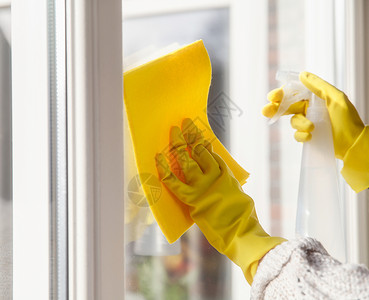 用喷雾洗涤剂 黄色橡胶手套和洗碗布在工作表面概念上清洁窗户 以实现卫生 商业和健康概念桌子清洁度管家洗涤橡皮女士抛光家务清洗剂男背景图片