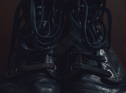 黑靴子鞋类鞋带运动鞋刑警蕾丝运动皮革背景图片