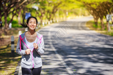 在公园中运行的健身妇女赛跑者成人慢跑者女性活动训练女士运动装运动女孩马拉松高清图片素材