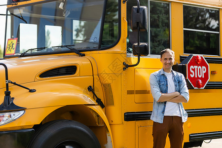 男司机站在公共汽车前面的男司机衬衫高清图片素材