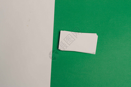 绿色铅笔箱 带有铅笔设计标的学校用品标签材料问候语品牌团体营销身份床单软垫白色背景图片