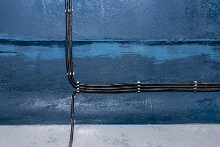 工业电缆电源连接和绝缘电线安装在墙上的电线住宅活力电气建筑天花板工作网络接线金属导管管道高清图片素材