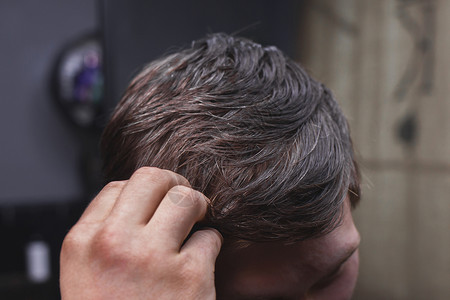 男人的手触摸他的黑长发 这是理发和美发服务所必须的理发师潮人沙龙修剪客户工作理发店头发职业成人发型高清图片素材