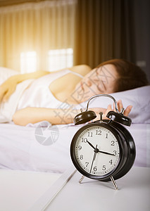 时钟显示上午10点 妇女清晨睡在有阳光的床上枕头睡眠唤醒房子太阳苏醒女性卧室小时时间泰国高清图片素材