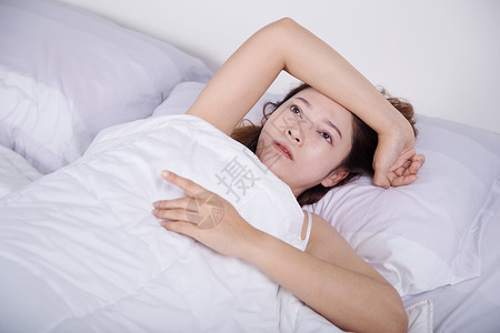 妇女在床上睡不着卧室成人噪音悲伤说谎苏醒挫折失眠压力头痛睡眠高清图片素材