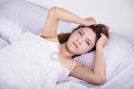妇女在床上睡不着成人睡眠宿醉悲伤苏醒唤醒时间女性枕头恶梦背景图片
