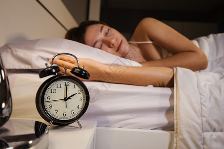 时钟2点 女人睡在床上就寝恶梦枕头女性眼睛女孩睡眠青少年警报房子背景图片