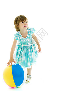 小女孩在玩球 小姑娘在玩球白色粉色喜悦女性快乐闲暇童年运动蓝色乐趣背景图片
