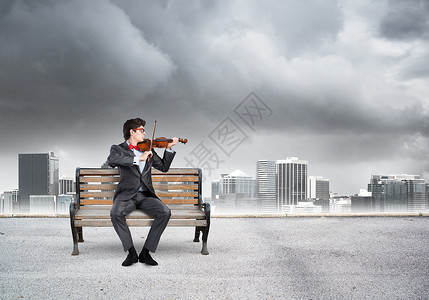 年轻商务人士拉小提琴职业眼镜城市人士悲伤旋律速度创造力乐器商务背景图片