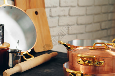 木制厨房用具密闭的铜瓷器厨师餐厅工具餐具架子奢华遗产铜器钢包古董背景图片