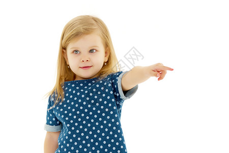 小女孩在露出一只手指工作室营销微笑广告孩子教育童年女性乐趣手势背景图片