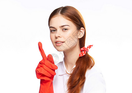 穿红色橡皮手套的清洁女工 装着有趣的光彩背景打扫头发工作室幸福家务成人家庭主妇微笑洗涤女性整洁的高清图片素材