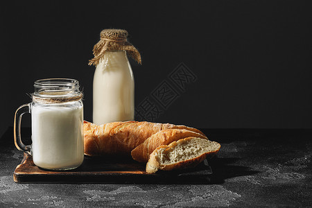法国长棍面包木制的新鲜的高清图片
