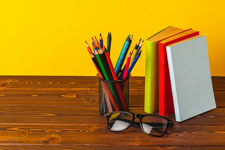 彩色铅笔杯和书本图书铅笔知识金属学校大学补给品桌子持有者笔筒背景图片
