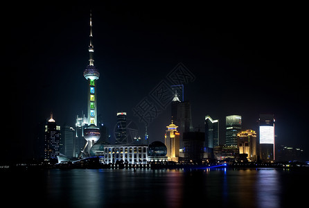 夜里上海天线地标景观经济学天空旅行远景高楼全景商业摩天大楼建筑高清图片素材