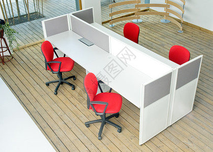 办公桌和红色椅子红椅窗户白色监视器家具扶手椅水平蓝色工作桌子办公室背景图片