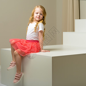 粉色白色楼梯年轻的漂亮的高清图片