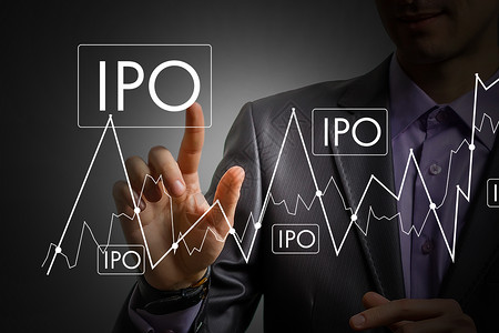 ipo背景商务人士在虚拟屏幕上亲手触摸IPO或初步公开提供信号首都缩写市场公司概念人士蓝色投资民众奉献背景