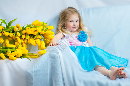 有黄色郁金香的小姑娘快乐工作室粉色花束微笑母亲孩子白色儿童童年可爱的高清图片素材