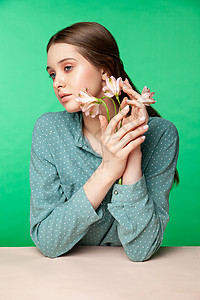 穿着上衣袖带鲜花的年轻女子植物群花瓣袖子衬衫投标生长背景植物绿色植物人背景图片