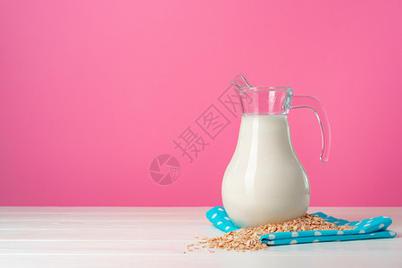 红底大花素材粉红底的玻璃件和干燕麦片中的煤奶商品牛奶液体桌子护理瓶子粉色产品婴儿玻璃背景