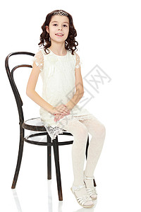微弱的小舞者站在维也纳老椅子旁边婴儿童年孩子白色工作室头发背景图片