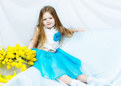小女孩带花束郁金香花朵微笑母亲童年黄色裙子粉色孩子快乐礼物自然高清图片素材