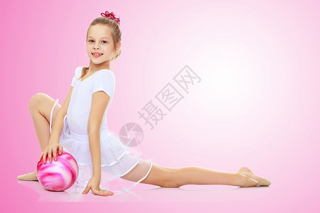 Gymnast 用球练习童年女孩灵活性地面孩子们坡度芭蕾舞紧身衣演员平衡背景图片
