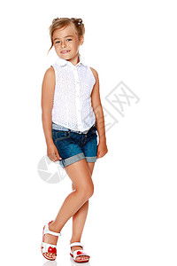 一个穿短裤和白衬衫的小女孩女孩学校幸福童年头发女儿冒充家庭微笑乐趣夏天高清图片素材