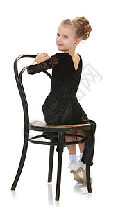 微弱的小舞者站在维也纳老椅子旁边白色工作室童年孩子头发婴儿背景图片