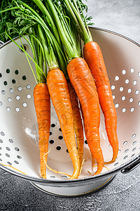 浅色背景 顶层视图中洗涤的新鲜胡萝卜蔬菜橙子叶子食物乡村农场背景图片
