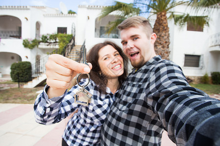 房地产 - 快乐的一对夫妇 展示了他们新房子的钥匙男人高清图片素材