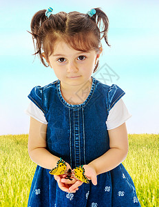 小女孩握在一只大蝴蝶的手里过敏喷嚏流感哮喘卫生疾病发烧鼻子孩子女性3-4岁高清图片素材