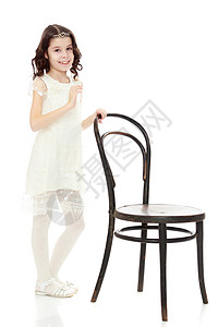 微弱的小舞者站在维也纳老椅子旁边孩子白色工作室头发童年婴儿背景图片